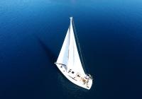 Segelyacht Segelboot von oben blaues Meer
